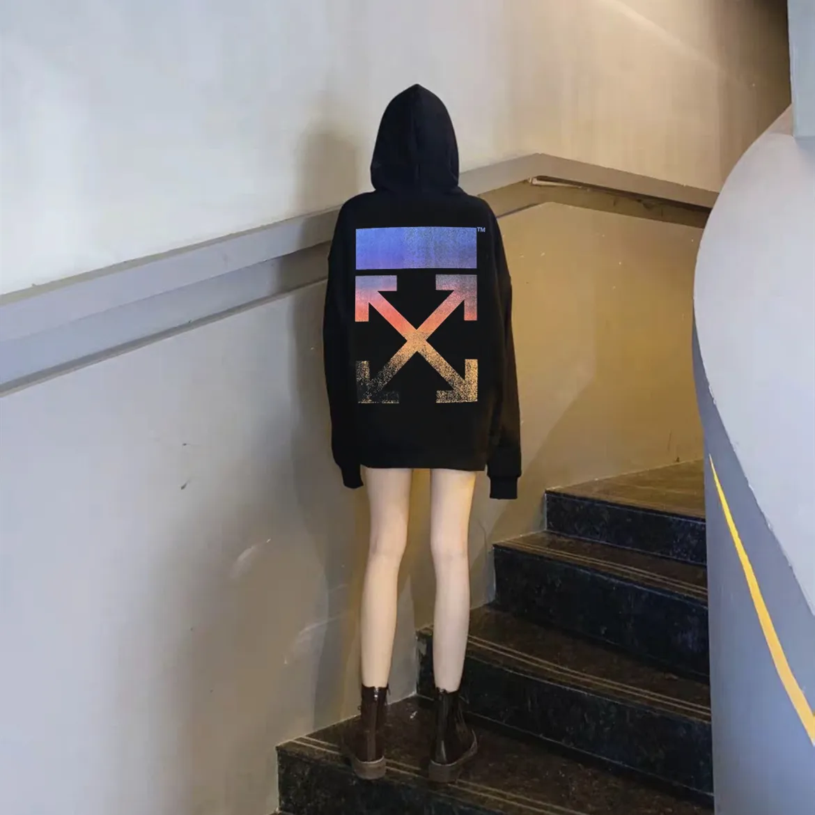 ♻️💯Upper body reference model picture❤️Top tested version 2022SS new spring and summer OFF WHITE blurred color gradient frosted arrow pure cotton OW male and female couple star same style autumn and winter pure cotton hoodie sweatshirt. The printing adopts screen printing technology, and 5 sets of screen printing are made of contrasting colors. The first set of white glue is used as base, the second is blue, the third is purple, the fourth is orange, and the fifth is yellow, plus authentic one-to-one craftsmanship restoration. Refuse to use misprinting technology to replace the visual effect of gradient colors. Create a gradient frosted texture. The printing is visually matte, and the feel is also matte. It feels gritty to the touch. And the printing can be pulled apart. Customized collar watch, washed, hang tag. To distinguish the market, use 19 bids instead of 20 bids. The fabric is made of 480g large fish scale pure cotton terry fabric, which is full of drape.  Color: Black Size: XS-L P:390